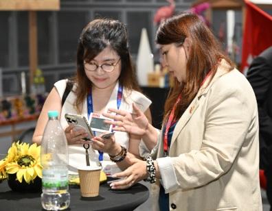business networking groups in Singapore professionals at BNI networking event building relationships
