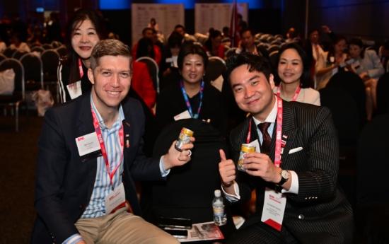 business networking for entrepreneurs in Singapore BNI Members having a discussion at event