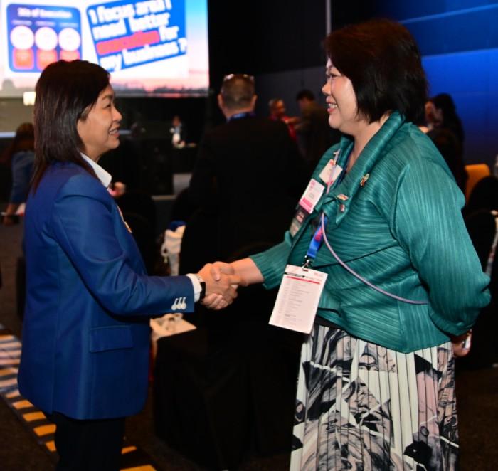 business networking groups in Singapore professionals at BNI networking event building relationships
