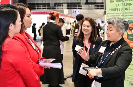 business networking groups in Singapore professionals at BNI networking event building relationships